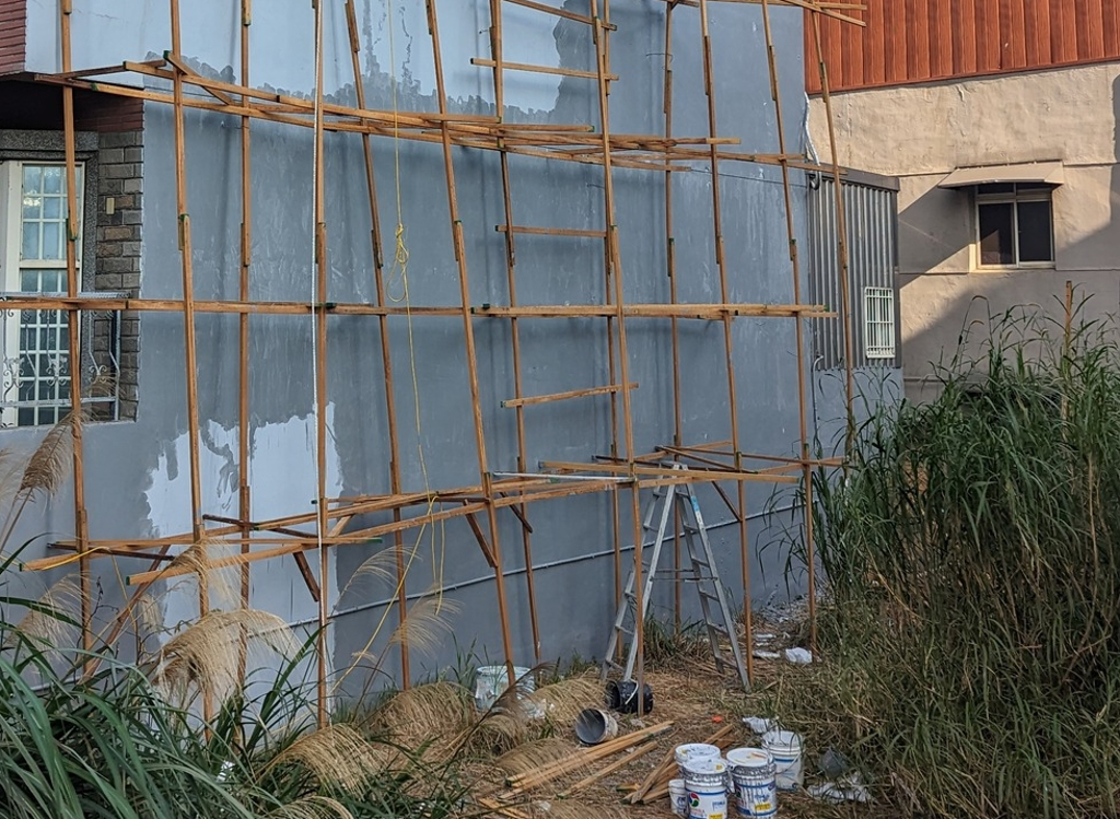 【台北防水】透天「外牆防水工程」木角材當鷹架! 油漆工僅綁粗棉繩