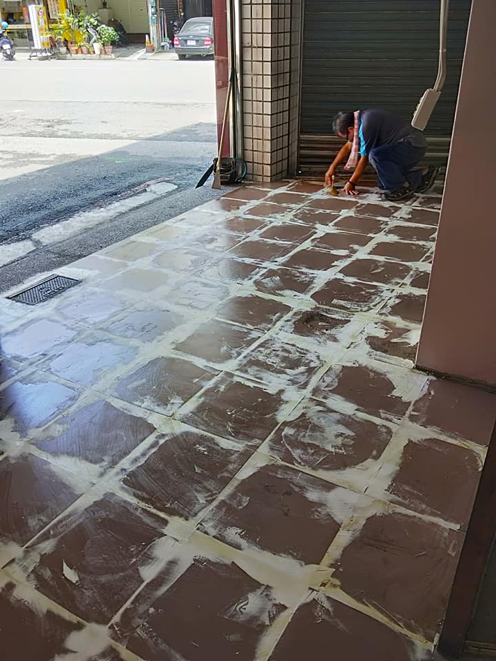 【高雄油漆工程】亨隆統包工程對於夾娃娃機店地板需要翻新前置作業應該為何?
