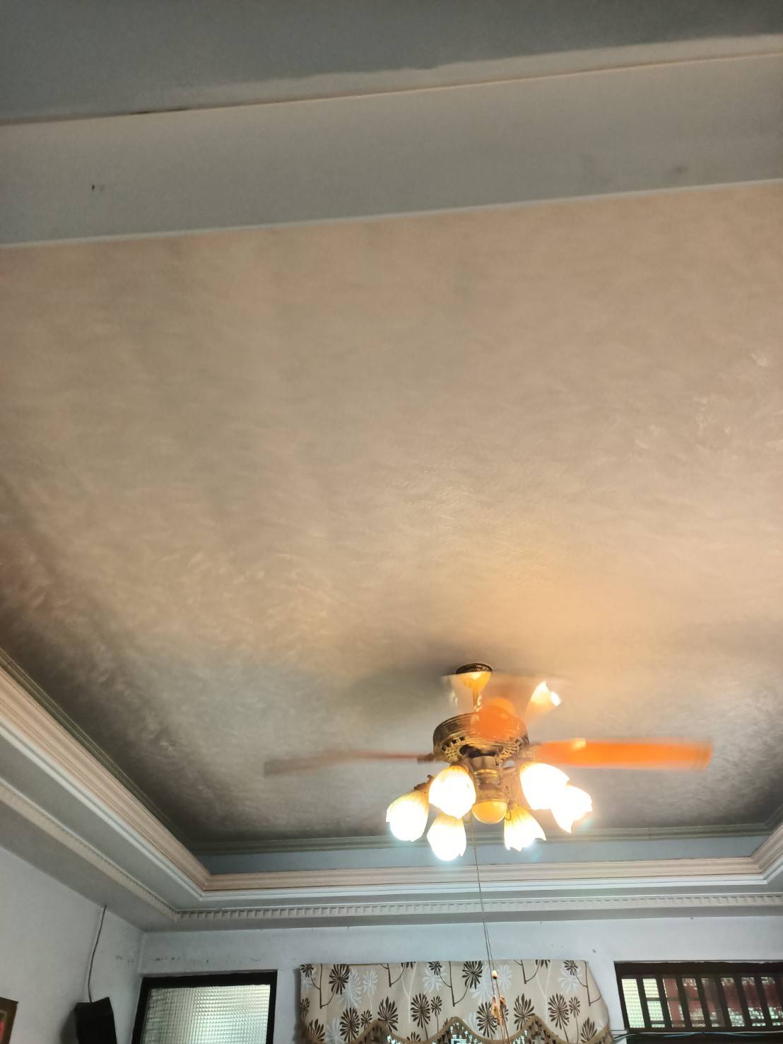 【高雄房屋修繕】天花板壁紙為什麼需要更換?亨隆統包工程來告訴您~